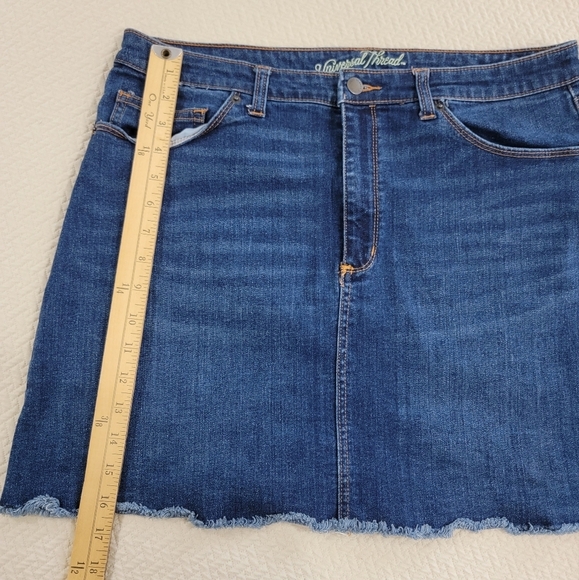 Universal Thread Denim Blue Skirt Size 14 Cut Off Jeans Frayed Hem Fringe - Picture 8 of 13